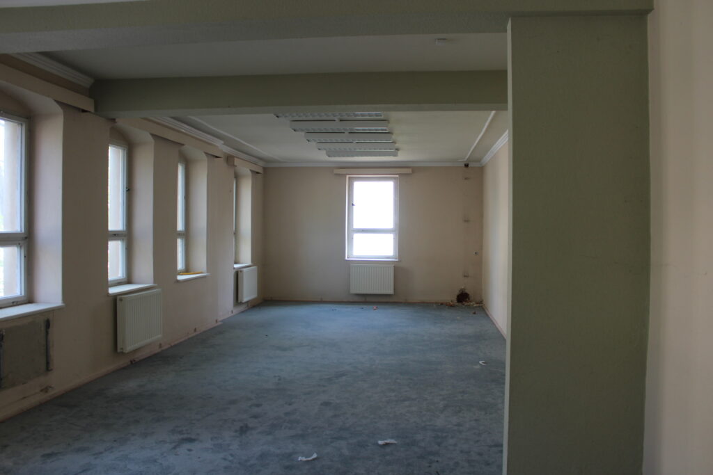 Das Bild zeigt den großen Raum im Erdgeschoss. Noch ist er leer,